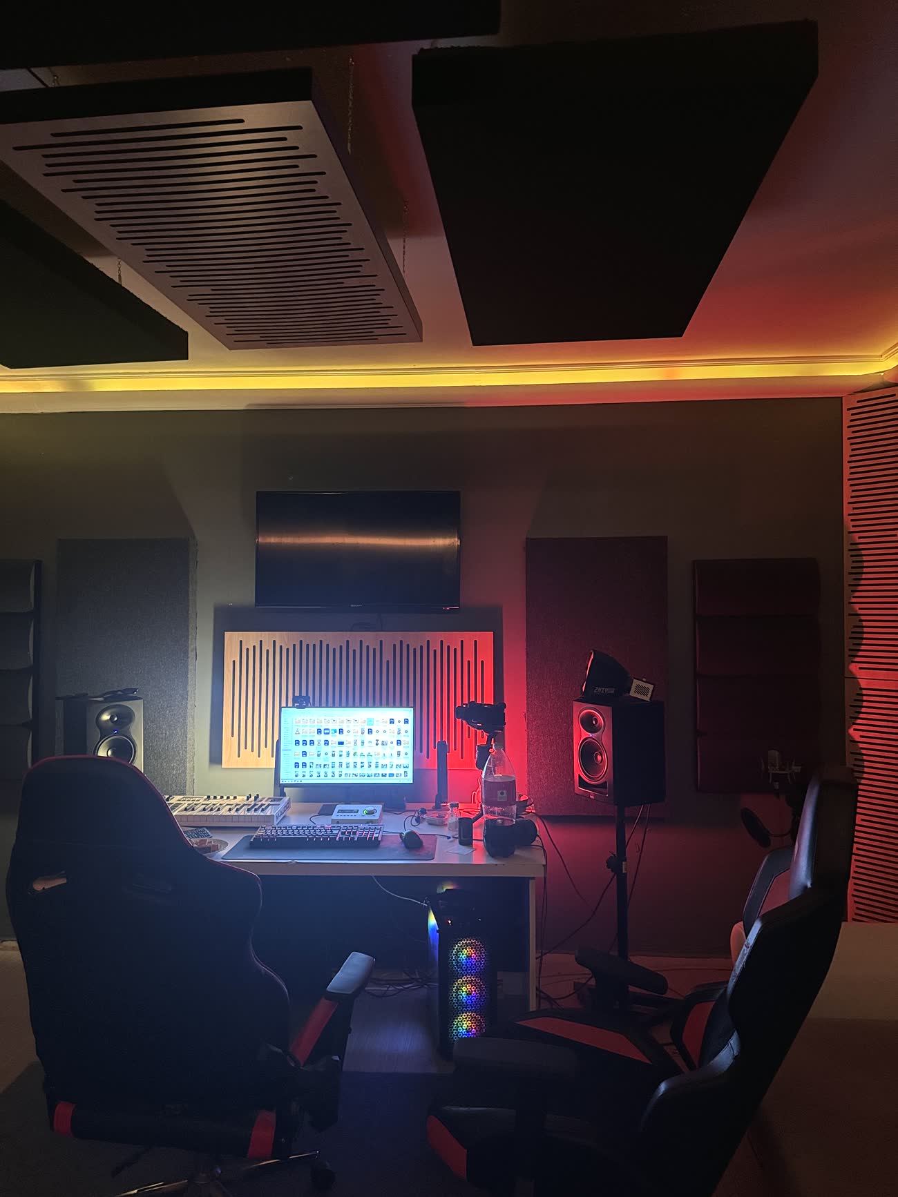 Otak Studio kontrol odası ve stüdyo monitörleri