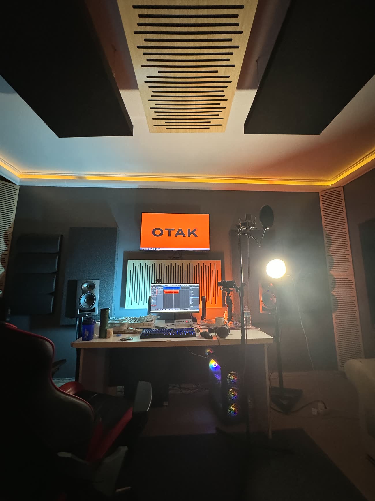 Akustik panelli stüdyo genel görünüm